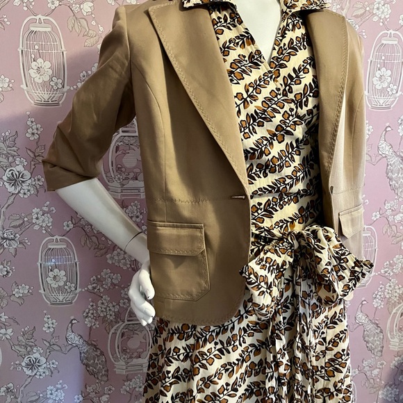 Camel coloured 3/4 length blazer w/front pockets. - Picture 3 of 10